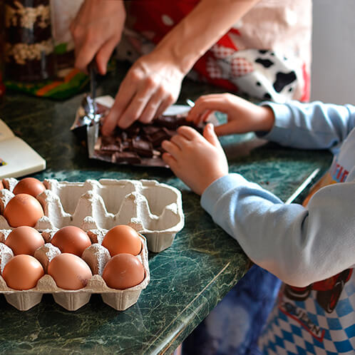 madre e hija preparando comida en la cocina